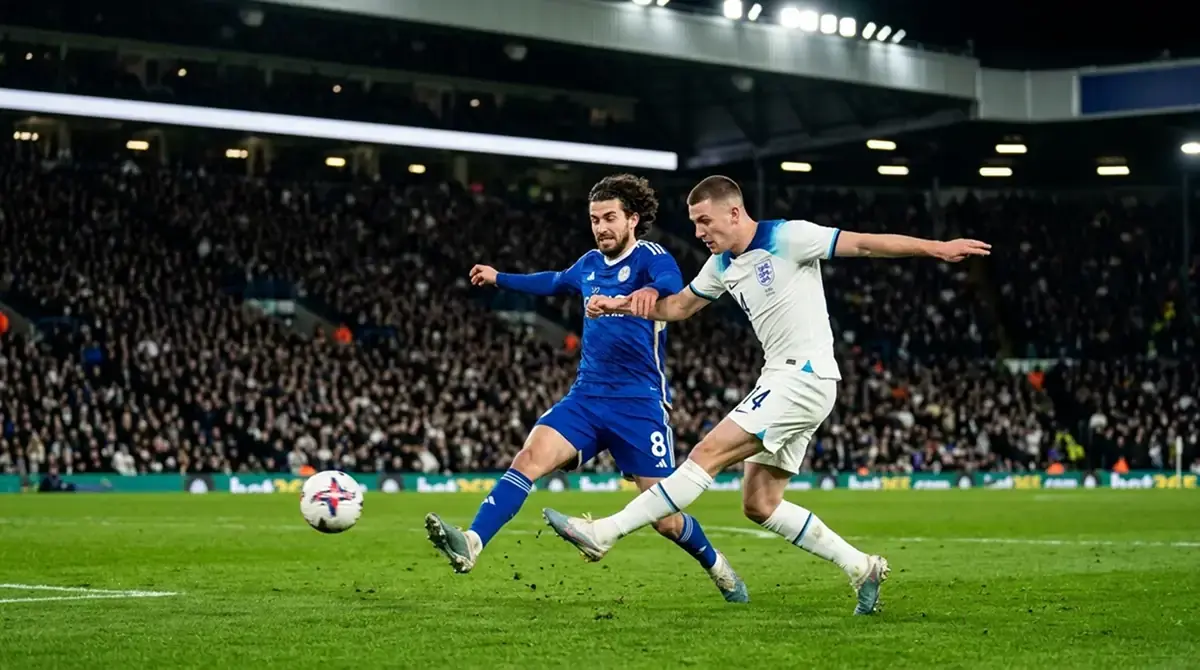 Joueurs s'affrontant pour le ballon lors d'un match nocturne de Coupe du Monde