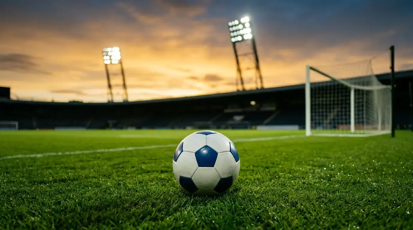 Ballon posé sur la pelouse d'un stade illuminé avant un match à élimination directe de la Coupe du Monde 2026